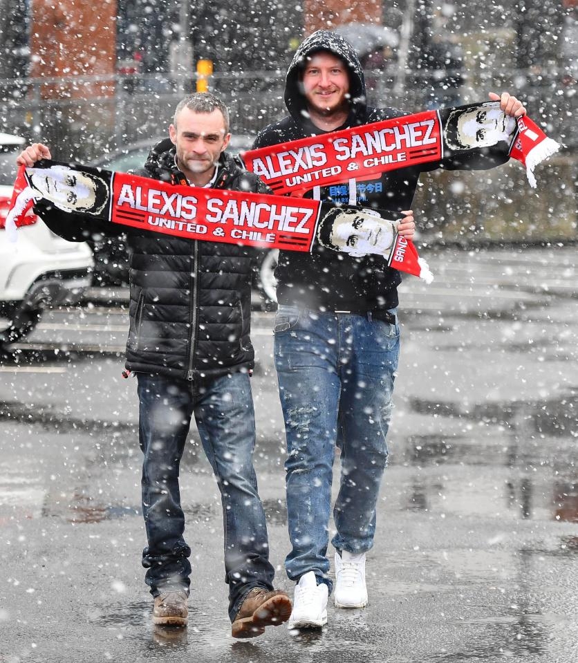 球迷已经开始夹道欢迎