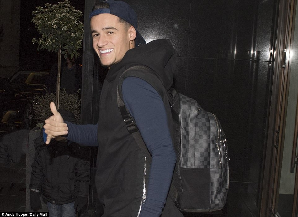 库鸟对记者示意