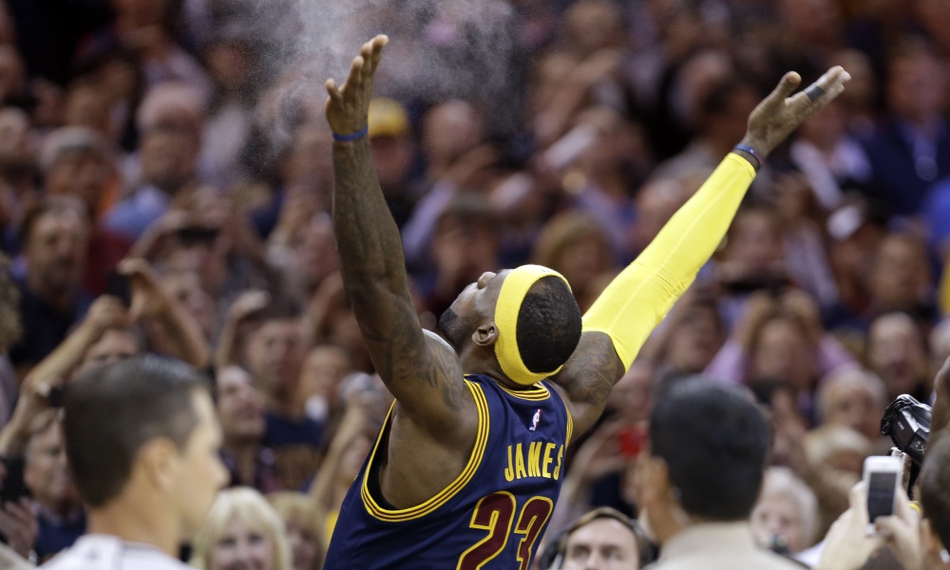 詹姆斯宣布经典洒镁粉下赛季回归！这几个当年的慢动作看湿了