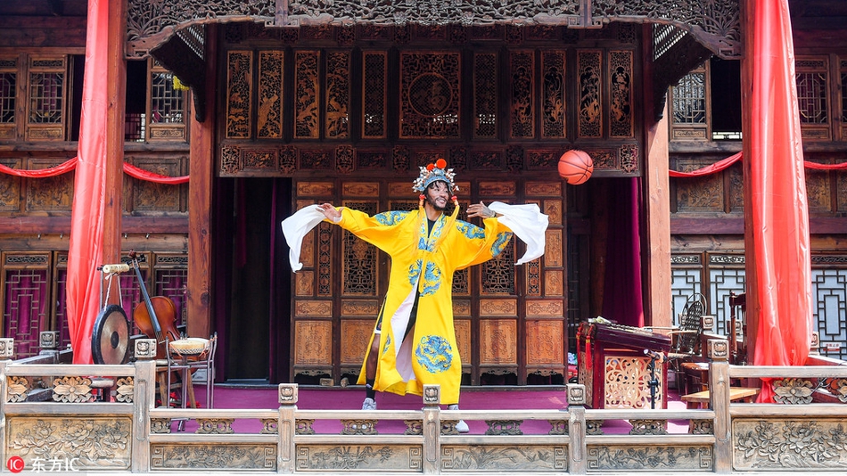 穿戏服运球与兵马俑合影！史上最年轻MVP在六朝古都放飞自我