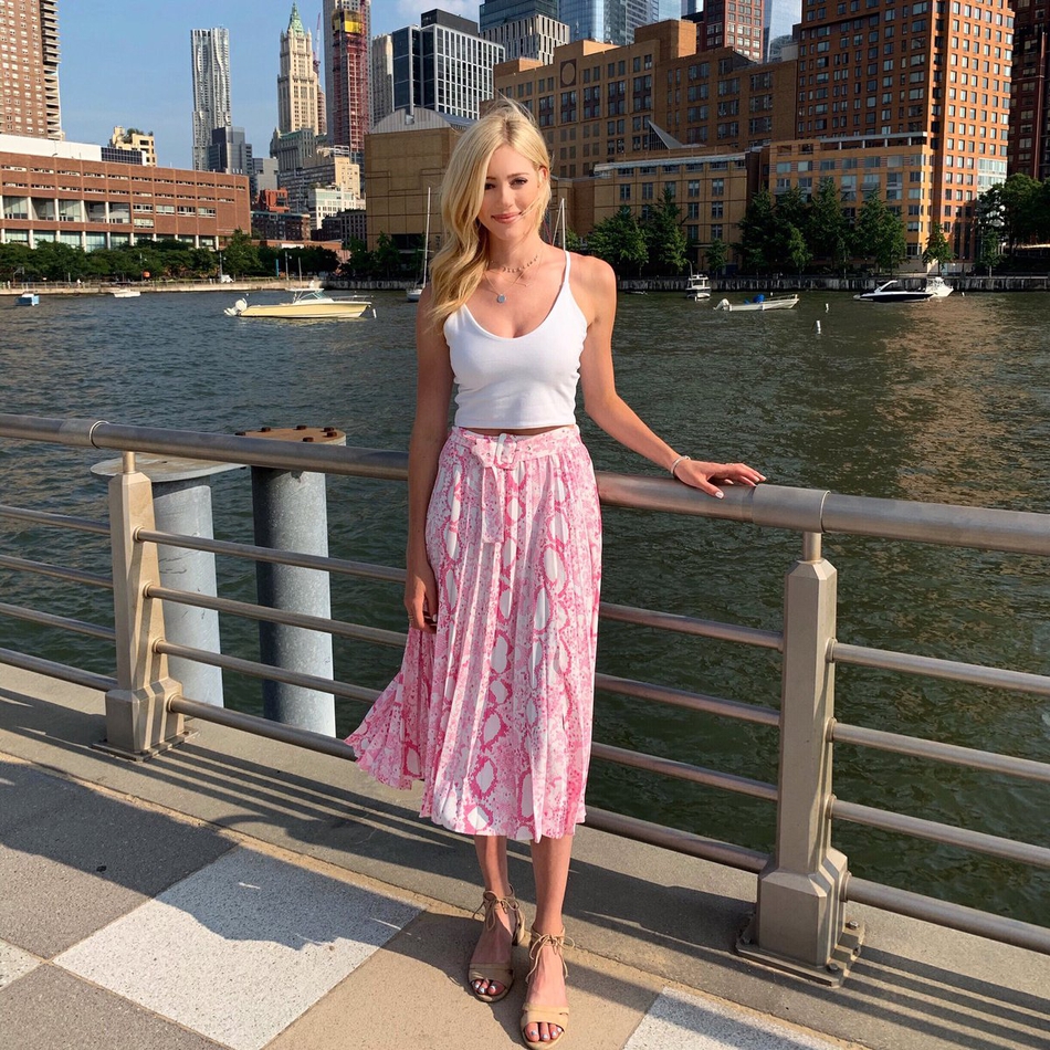 178嫩模身材+性感大长腿！NBA最美名宿之女 这梨涡看醉了