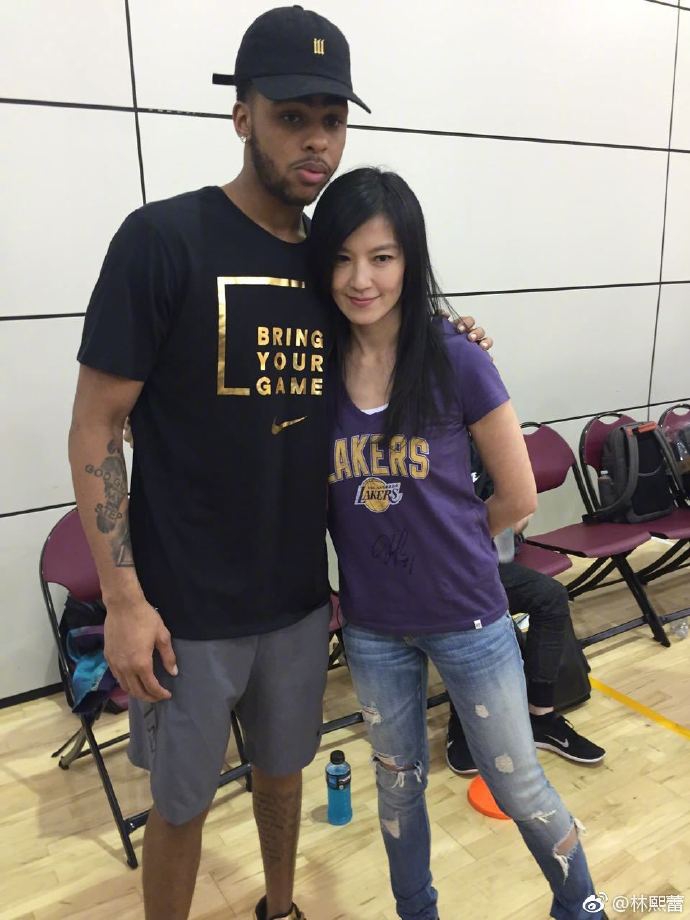 著名湖蜜女神晒当年与拉塞尔合影！魔术师出来挨打