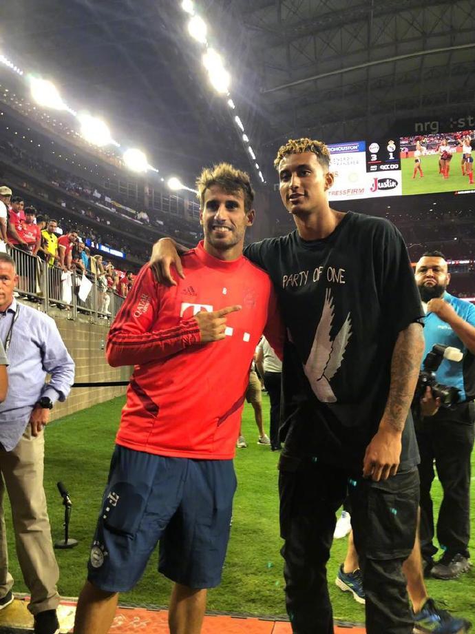 交际花！哈登库兹马现场观战拜仁战皇马 与多位球星合影