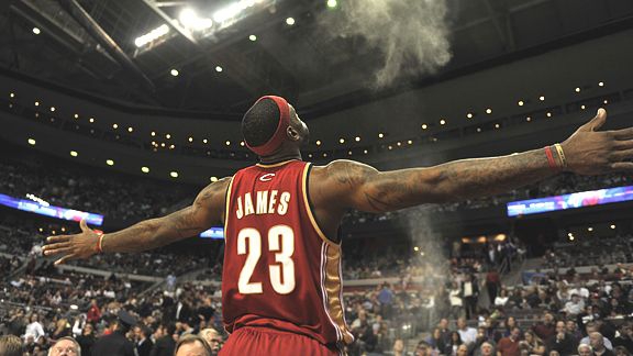 詹姆斯宣布经典洒镁粉下赛季回归！这几个当年的慢动作看湿了