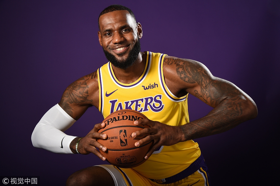 詹姆斯新赛季定妆照新鲜出炉 紫金23你给打几分？