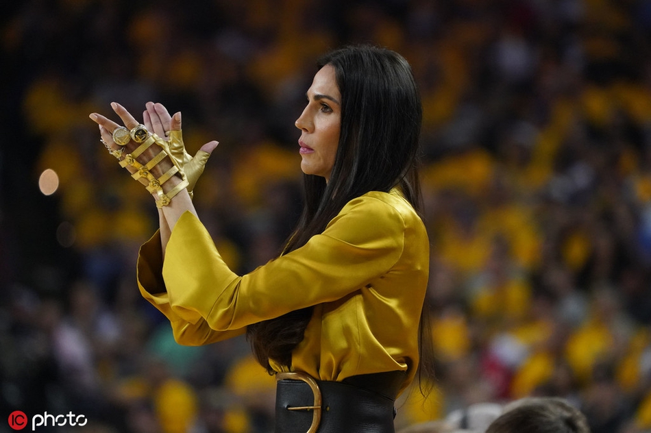 Jay-Z碧昂丝现身总决赛G3现场！身边坐着勇士老板美艳未婚妻