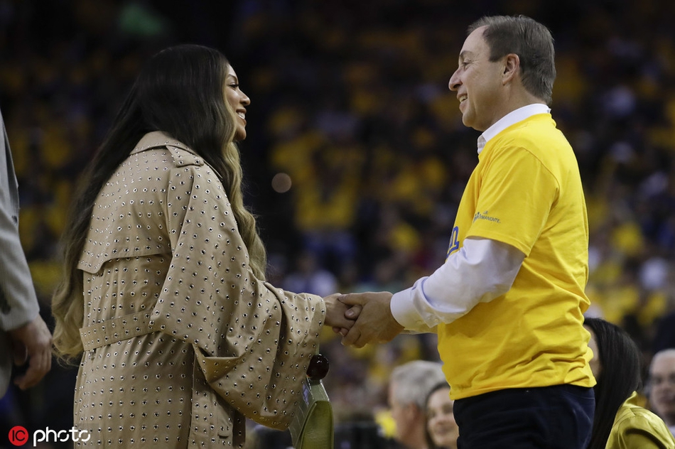 Jay-Z碧昂丝现身总决赛G3现场！身边坐着勇士老板美艳未婚妻