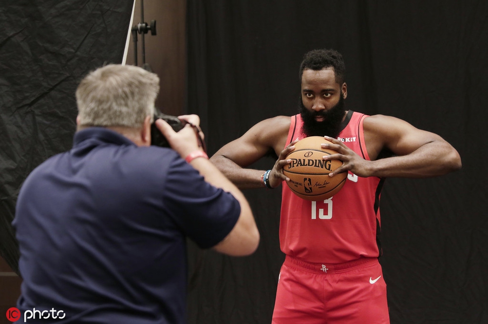 火箭新赛季媒体日拍摄定妆照！哈登威少正式合体 老板也来凑热闹