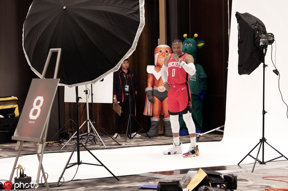 火箭新赛季媒体日拍摄定妆照！哈登威少正式合体 老板也来凑热闹