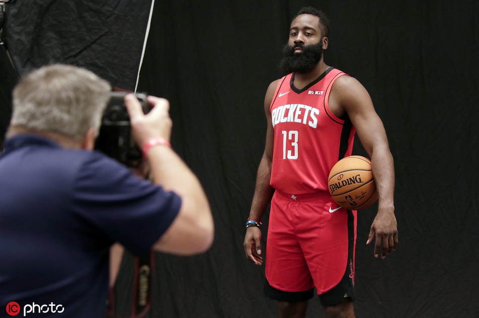 火箭新赛季媒体日拍摄定妆照！哈登威少正式合体 老板也来凑热闹