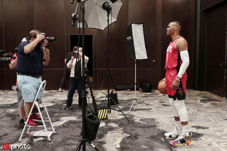 火箭新赛季媒体日拍摄定妆照！哈登威少正式合体 老板也来凑热闹