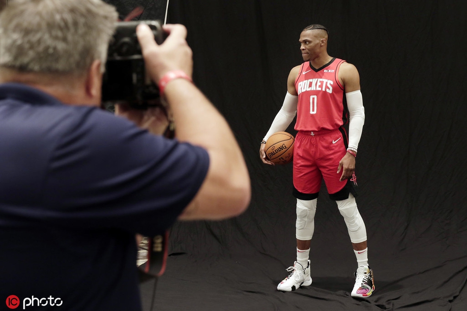 火箭新赛季媒体日拍摄定妆照！哈登威少正式合体 老板也来凑热闹