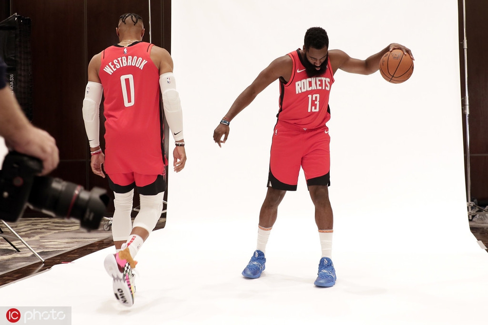 火箭新赛季媒体日拍摄定妆照！哈登威少正式合体 老板也来凑热闹