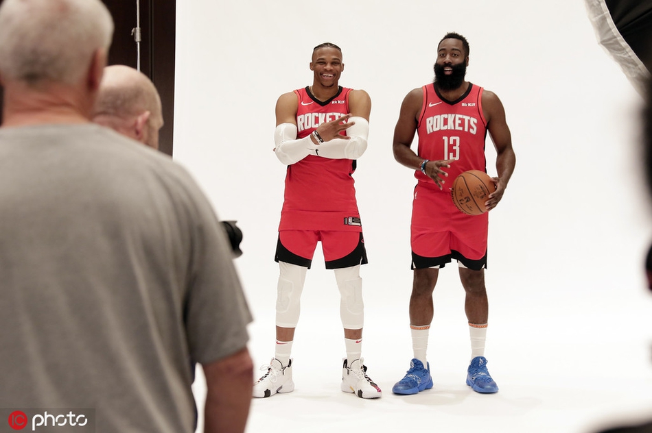 火箭新赛季媒体日拍摄定妆照！哈登威少正式合体 老板也来凑热闹