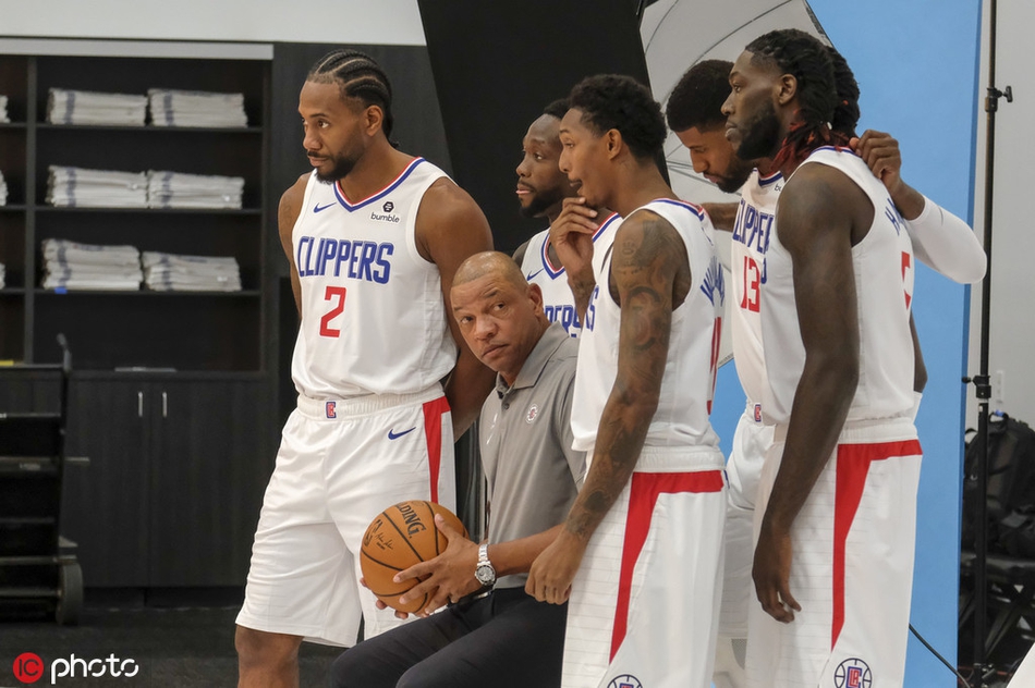 快船新赛季媒体日拍摄定妆照!卡哇伊又笑了