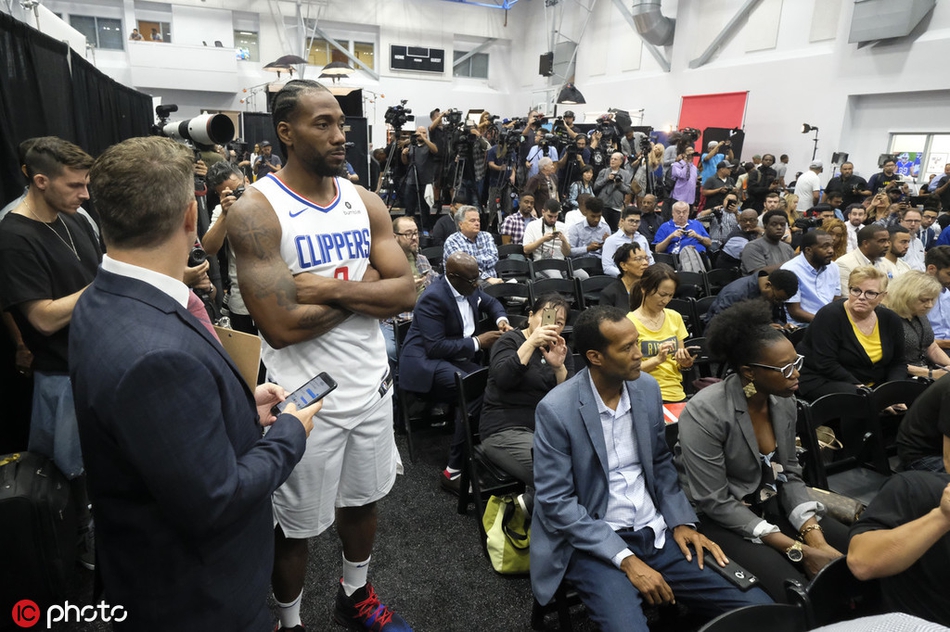 快船新赛季媒体日拍摄定妆照!卡哇伊又笑了