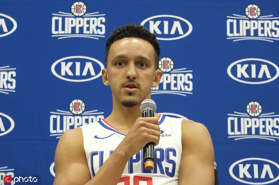 快船新赛季媒体日拍摄定妆照!卡哇伊又笑了