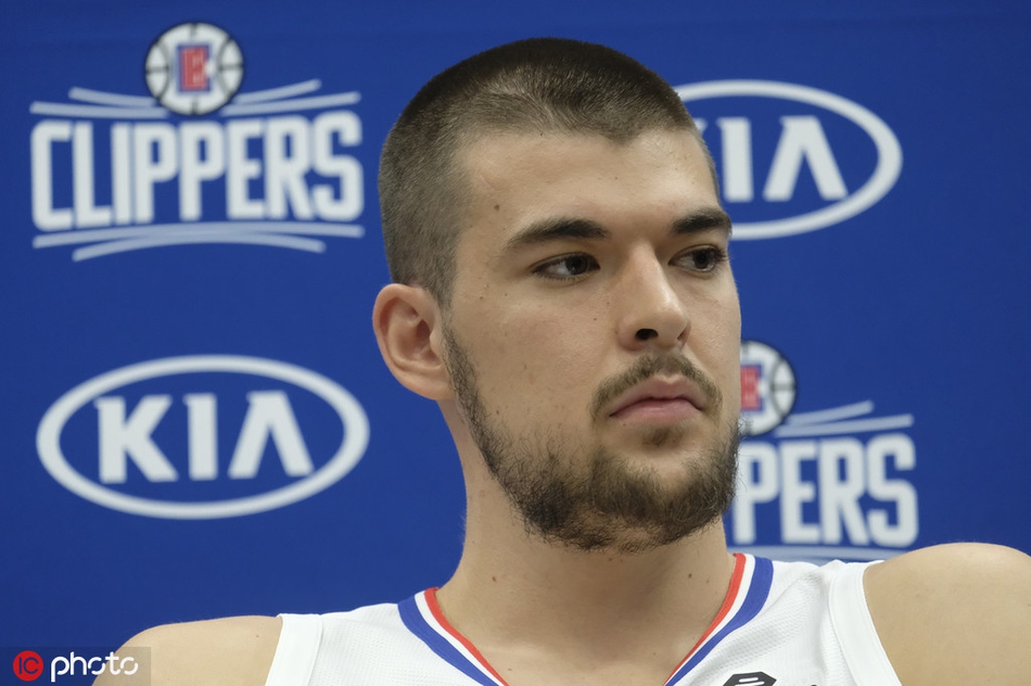 快船新赛季媒体日拍摄定妆照!卡哇伊又笑了