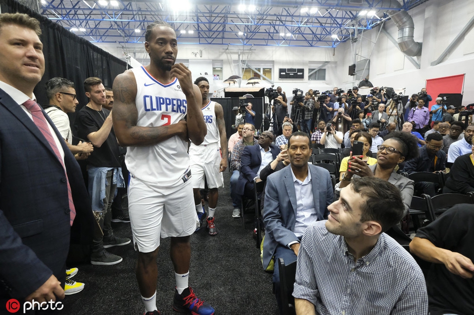 快船新赛季媒体日拍摄定妆照!卡哇伊又笑了