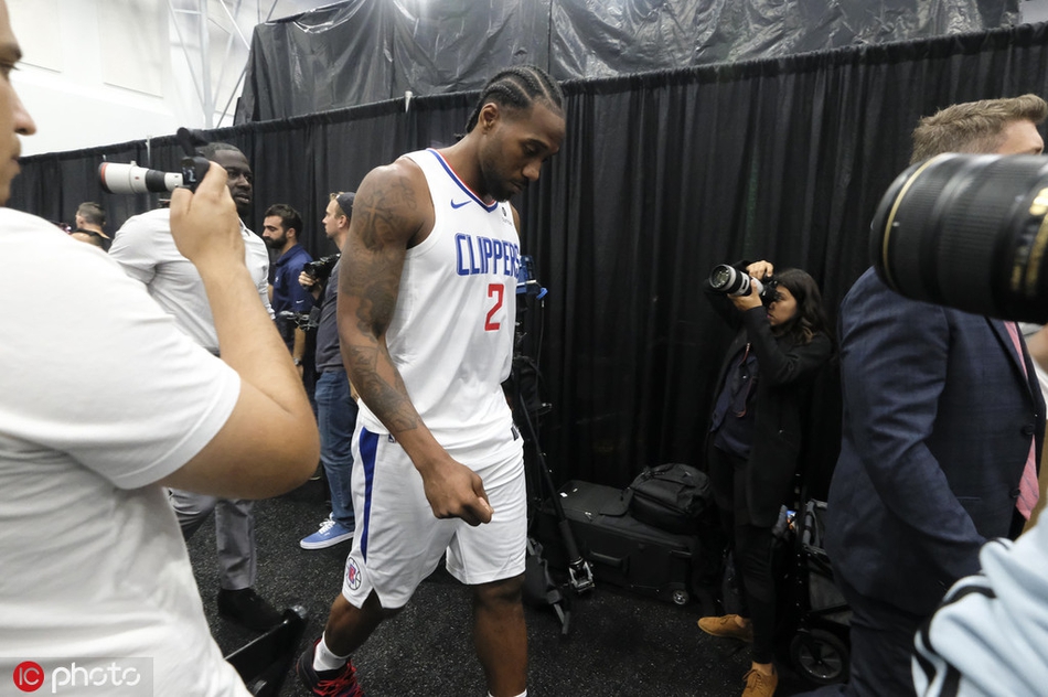 快船新赛季媒体日拍摄定妆照!卡哇伊又笑了