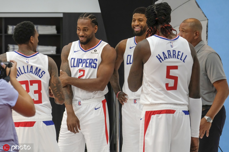 快船新赛季媒体日拍摄定妆照!卡哇伊又笑了