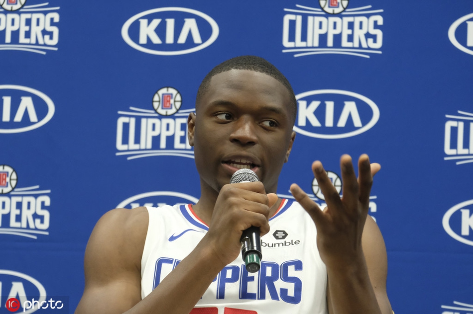 快船新赛季媒体日拍摄定妆照!卡哇伊又笑了