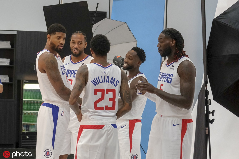 快船新赛季媒体日拍摄定妆照!卡哇伊又笑了