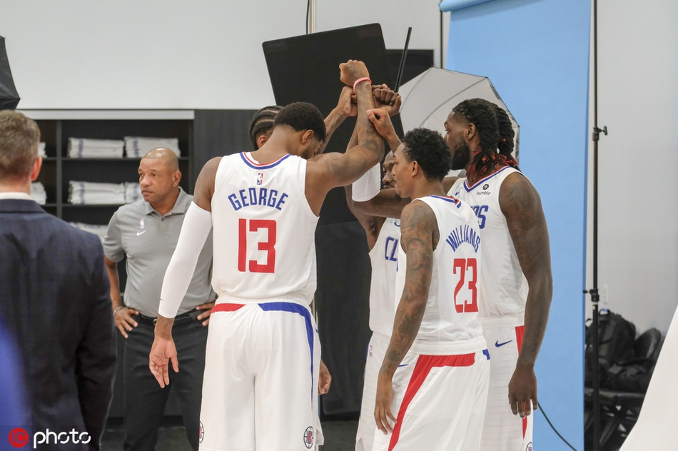 快船新赛季媒体日拍摄定妆照!卡哇伊又笑了