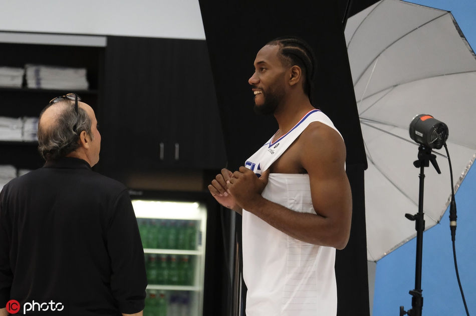 快船新赛季媒体日拍摄定妆照!卡哇伊又笑了