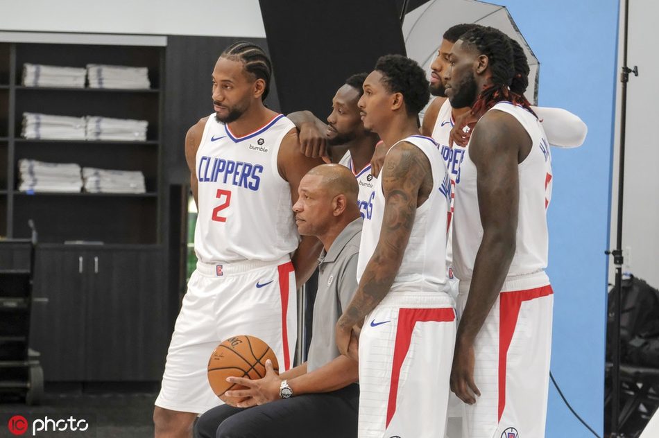 快船新赛季媒体日拍摄定妆照!卡哇伊又笑了