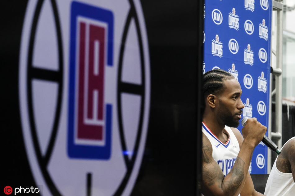 快船新赛季媒体日拍摄定妆照!卡哇伊又笑了