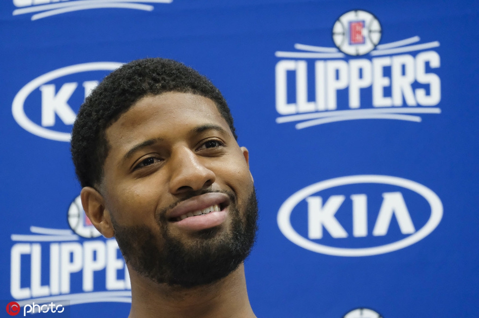 快船新赛季媒体日拍摄定妆照!卡哇伊又笑了