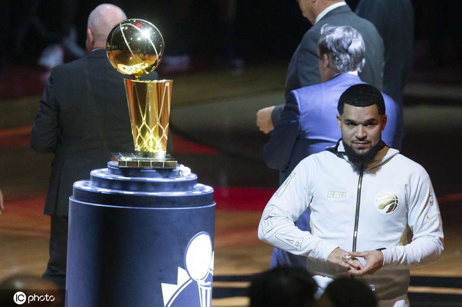 猛龙领取总冠军戒指升冠军旗！现场的每位球迷也人手一个冠军戒指