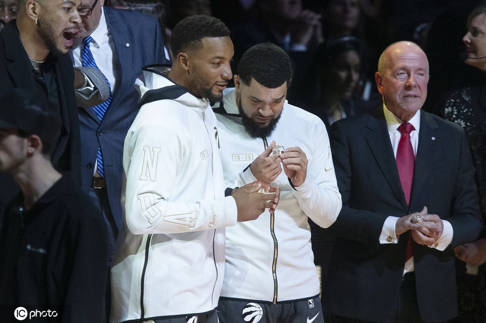 猛龙领取总冠军戒指升冠军旗！现场的每位球迷也人手一个冠军戒指