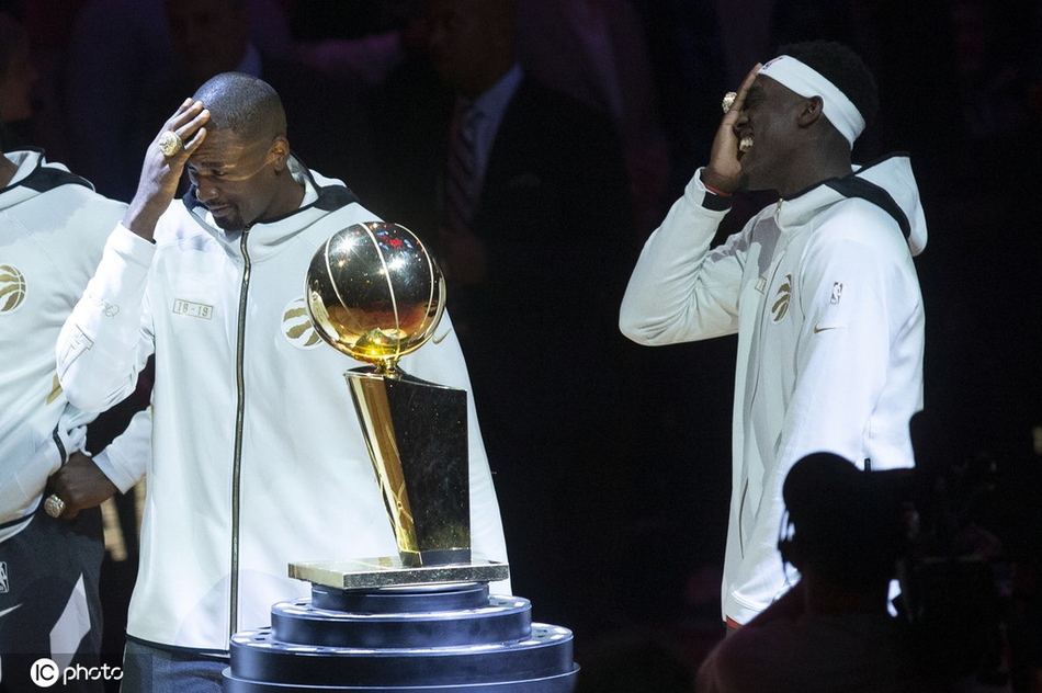 猛龙领取总冠军戒指升冠军旗！现场的每位球迷也人手一个冠军戒指