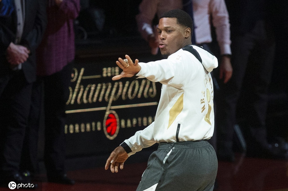 猛龙领取总冠军戒指升冠军旗！现场的每位球迷也人手一个冠军戒指