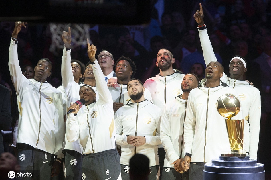 猛龙领取总冠军戒指升冠军旗！现场的每位球迷也人手一个冠军戒指