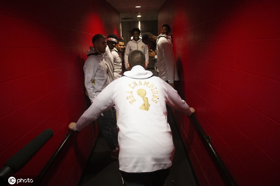 猛龙领取总冠军戒指升冠军旗！现场的每位球迷也人手一个冠军戒指