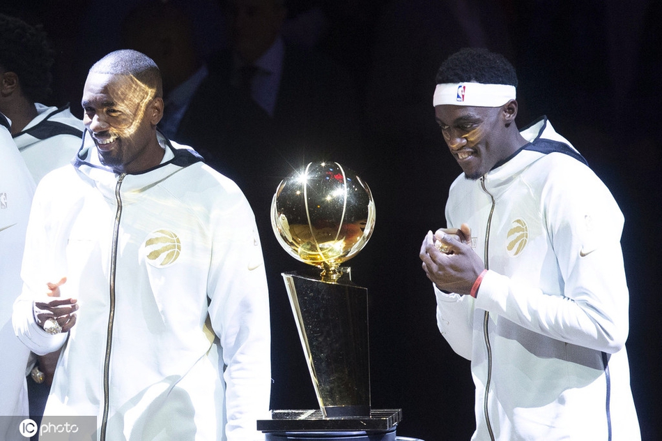 猛龙领取总冠军戒指升冠军旗！现场的每位球迷也人手一个冠军戒指