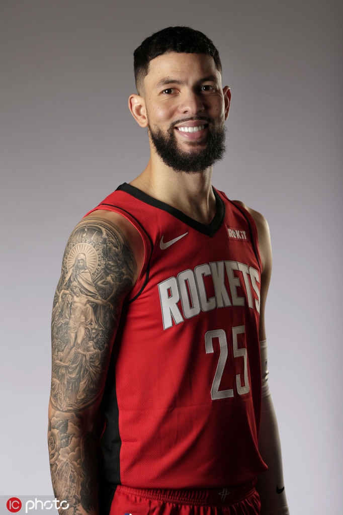 火箭新赛季媒体日拍摄定妆照！哈登威少正式合体 老板也来凑热闹