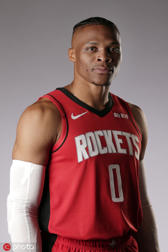 火箭新赛季媒体日拍摄定妆照！哈登威少正式合体 老板也来凑热闹