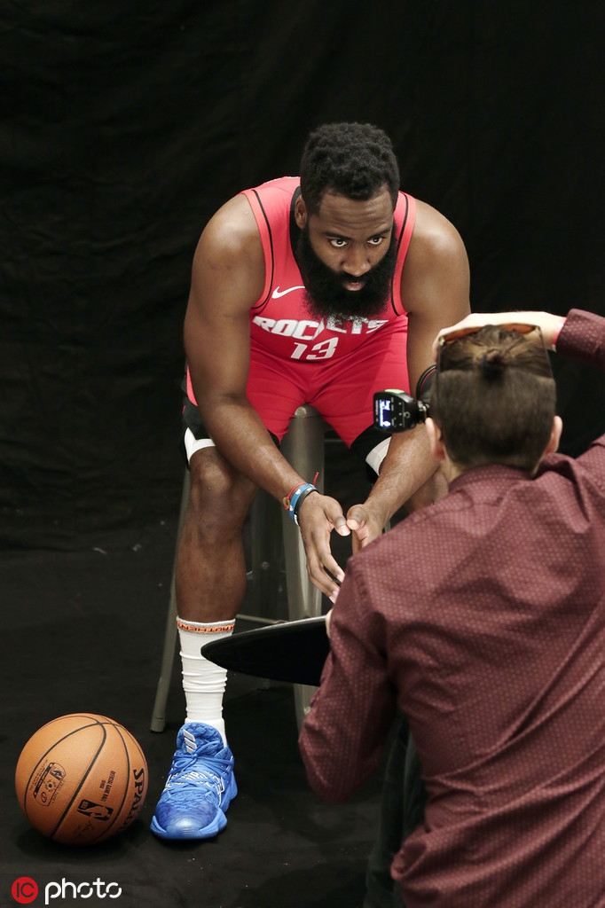 火箭新赛季媒体日拍摄定妆照！哈登威少正式合体 老板也来凑热闹