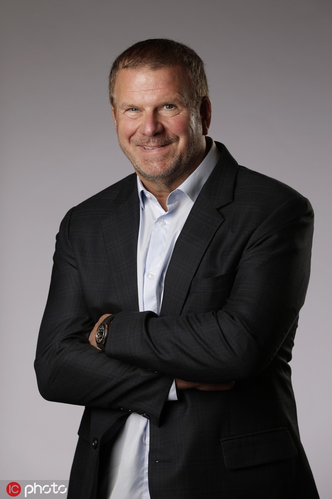 火箭新赛季媒体日拍摄定妆照！哈登威少正式合体 老板也来凑热闹