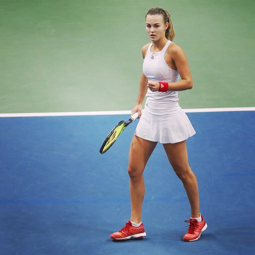 21岁网坛美少女身穿湖人球衣到斯台普斯观赛！这也太美了吧！