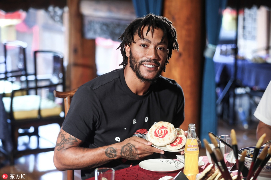 穿戏服运球与兵马俑合影！史上最年轻MVP在六朝古都放飞自我