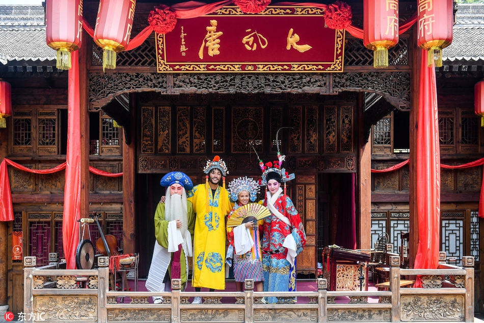 穿戏服运球与兵马俑合影！史上最年轻MVP在六朝古都放飞自我