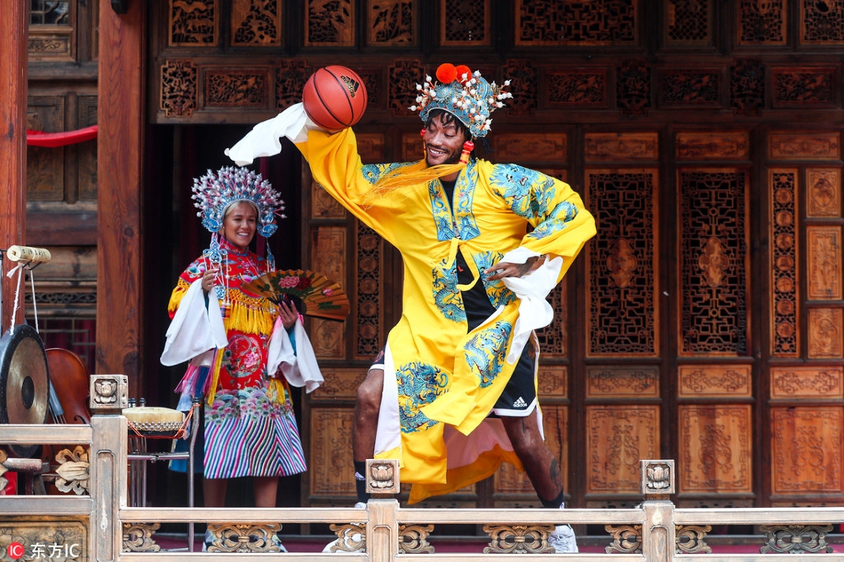 穿戏服运球与兵马俑合影！史上最年轻MVP在六朝古都放飞自我