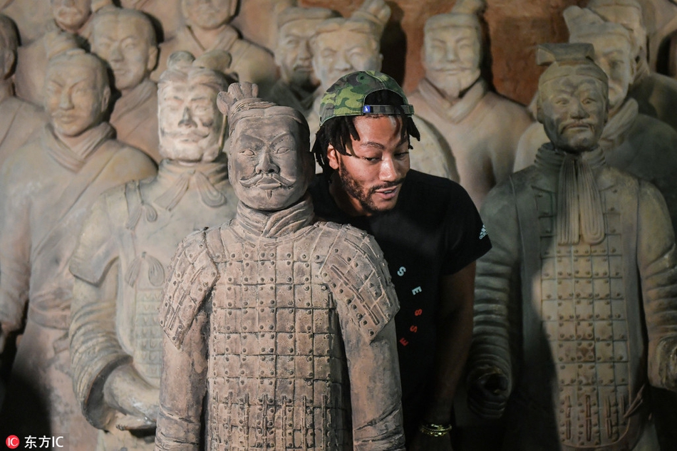 穿戏服运球与兵马俑合影！史上最年轻MVP在六朝古都放飞自我