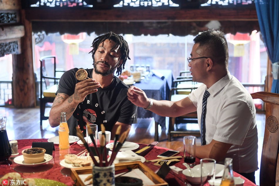 穿戏服运球与兵马俑合影！史上最年轻MVP在六朝古都放飞自我