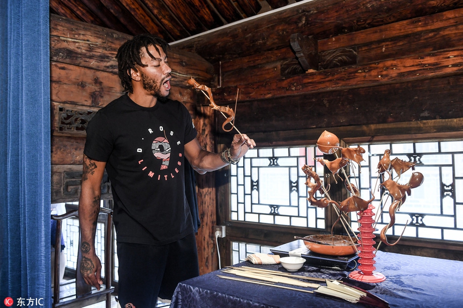 穿戏服运球与兵马俑合影！史上最年轻MVP在六朝古都放飞自我